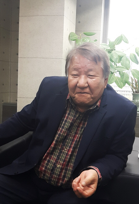 배우 김진태가 지난 13일 서울 중구 새문안로의 문화일보홀에서 인터뷰 도중 미소를 짓는 모습. <극단 글로브 제공>